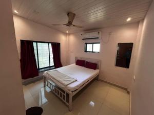 Postel nebo postele na pokoji v ubytování Saanj Retreat - A Weekend Home Stay Near Revdanda Beach