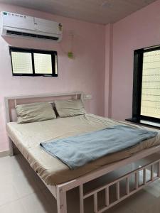 Postel nebo postele na pokoji v ubytování Saanj Retreat - A Weekend Home Stay Near Revdanda Beach + 6 fotografií