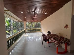 Posezení v ubytování Saanj Retreat - A Weekend Home Stay Near Revdanda Beach