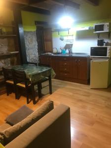 Una sala de estar con una mesa y una cocina. en Apartamentos Besande, en Besande 4 fotos más