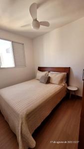 a bedroom with a bed with a ceiling fan at Apto em Barretos Próximo PIO XII in Barretos