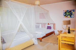 Ένα ή περισσότερα κρεβάτια σε δωμάτιο στο Karisimbi Cave Resort