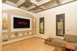 TV a/nebo společenská místnost v ubytování Riad azzouina