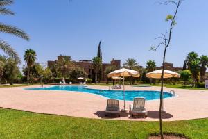 Bazén v ubytování Riad azzouina nebo v jeho okolí