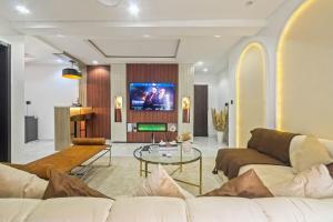 Μια τηλεόραση ή/και κέντρο ψυχαγωγίας στο The Champagne Suite