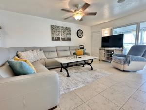 Una sala de estar con un sofá y un televisor de pantalla plana. en Penthouse Shores 303, en Clearwater Beach
