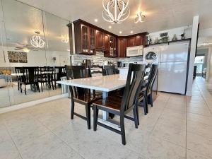 Una cocina y un comedor con mesa y sillas. en Penthouse Shores 303, en Clearwater Beach
