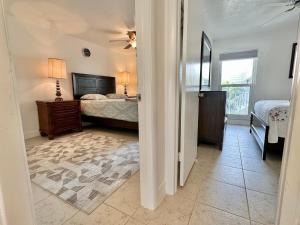 Un dormitorio con una cama y una habitación con ventana. en Penthouse Shores 303, en Clearwater Beach 16 fotos más