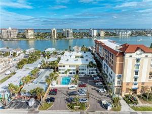 Una vista aérea de un complejo turístico con un cuerpo de agua. en Penthouse Shores 309, en Clearwater Beach