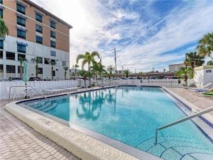 une grande piscine devant un immeuble dans l'établissement Penthouse Shores 307, à Clearwater Beach