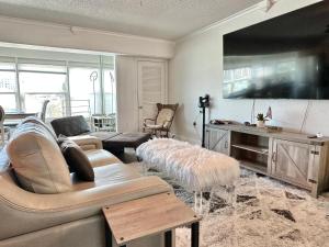 un salon avec un canapé et une table dans l'établissement Penthouse Shores 307, à Clearwater Beach