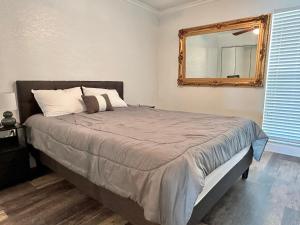 une chambre avec un lit avec un miroir au mur dans l'établissement Penthouse Shores 307, à Clearwater Beach 13 autres photos