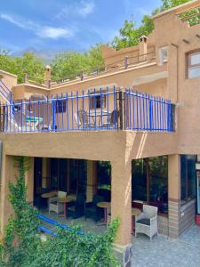 イムリルにあるAuberge De La Valléeのデッキ(椅子、テーブル付)が備わる建物