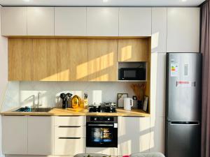 Η κουζίνα ή μικρή κουζίνα στο Apartments near Mega Park +55 φωτογραφίες