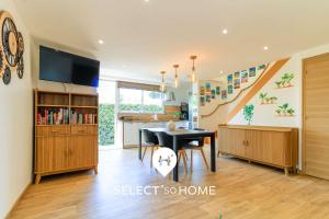 a kitchen and dining room with a table and a staircase at SELECTsoHOME - Cocon avec jardin, plancha et parking privé ! - Résidence avec piscine et tennis - CASITA in Bormes-les-Mimosas