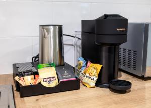 Příslušenství pro přípravu čaje a kávy v ubytování Aethelred Annexe - New Build with Full Amenities