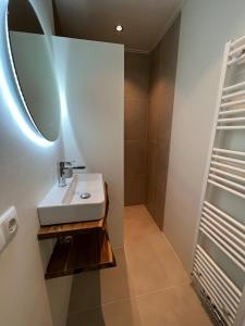 Koupelna v ubytování Peace and quiet and green near the lake and the sea! 7 people + 23 fotografií