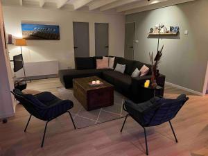 Posezení v ubytování Peace and quiet and green near the lake and the sea! 7 people