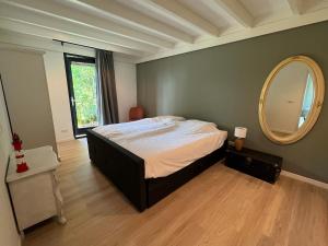 Postel nebo postele na pokoji v ubytování Peace and quiet and green near the lake and the sea! 7 people