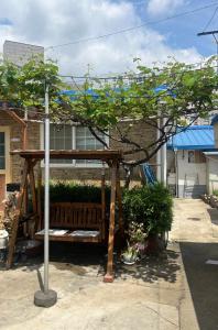 un banc en bois devant une maison dans l'établissement Young Place, à Songt'an