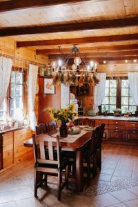 une salle à manger avec une table et des chaises en bois dans l'établissement Dom Zielarki z widokiem na jezioro, sauna, balia, à Żuromin