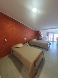 ein Schlafzimmer mit zwei Betten in einem Zimmer in der Unterkunft Hotel Ristorante SUPERSONIK in Acri