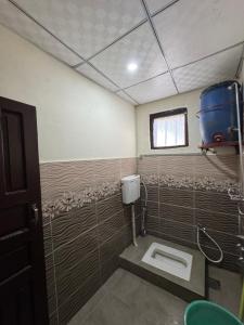 baño con aseo y cubo en la pared en Northlanders Guest House Skardu, en Skardu 45 fotos más