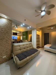 Un pat sau paturi într-o cameră la Sea Residences Staycation Near MOA Pasay City