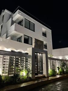 un gran edificio blanco con luces delante en ABMGreen, en Tánger