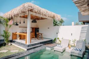 una villa con piscina, tavolo e sedie di NaSya Villa Ubud ad Ubud