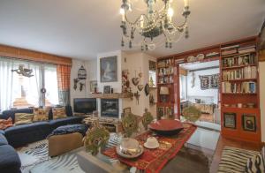 un soggiorno con un divano e un lampadario di 273 - Casa Cristallo a Cortina dʼAmpezzo