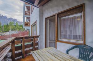 balcone con panca in legno e finestra di 273 - Casa Cristallo a Cortina dʼAmpezzo