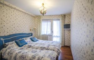 una camera con un letto in una stanza con carta da parati di 273 - Casa Cristallo a Cortina dʼAmpezzo