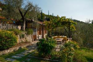 a garden with a table and a tree at Welcome traveller Benaco Chalet in Torri del Benaco
