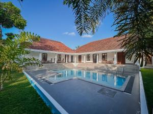 ジャフナにあるGrandpa's villa Jaffnaのプール付きの家の画像