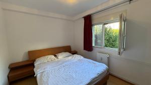 Ένα ή περισσότερα κρεβάτια σε δωμάτιο στο Sleep And Go Uioara - Parcare Inclusa