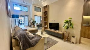 a living room with a couch and a tv at Davion House near IKEA KBP by YourHome in Simpar