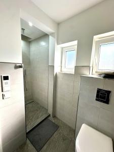 a bathroom with a shower and a toilet at Stylisch wohnen bei Kiel & Meer in Schwentinental