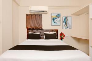 Postel nebo postele na pokoji v ubytování Hotel O Kandrika Highway Road Vijayawada Formerly Akshaya Heights
