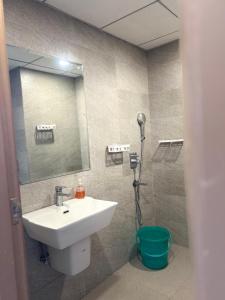 un baño con lavabo y espejo en NCRstay, en Greater Noida