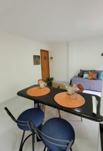 a table and two chairs in a living room at Apartamento Charmoso de 1 quarto em Domingos Martins in Domingos Martins