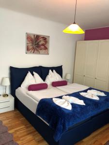 una camera da letto con un letto grande con asciugamani sopra di Apartment Domino a Vienna