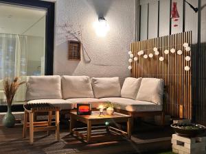 una sala de estar con un sofá y una mesa en Private Rooftop Stay, en Gyeongju