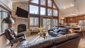 un salon avec un canapé et une cheminée dans l'établissement Denton by AvantStay Hot Tub Deck w Fire Pit Near Skiing Lake, à Truckee