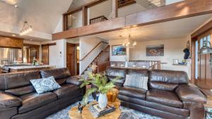 un salon avec un canapé en cuir et une table dans l'établissement Denton by AvantStay Hot Tub Deck w Fire Pit Near Skiing Lake, à Truckee