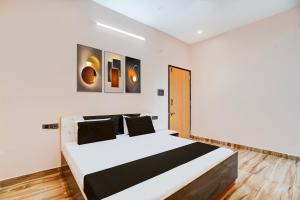 Ένα ή περισσότερα κρεβάτια σε δωμάτιο στο Hotel O Sairam Guest House