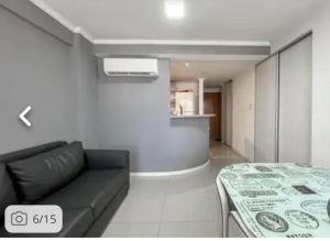 Ruang duduk di Modern apartment with garage