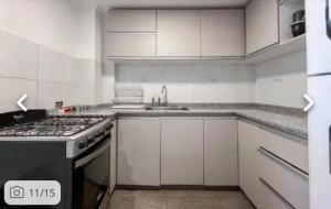 Dapur atau dapur kecil di Modern apartment with garage