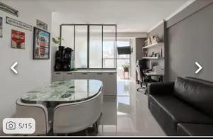 Televisyen dan/atau pusat hiburan di Modern apartment with garage +1 gambar
