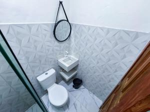 ベレンにあるHotel Saint Clara Bのトイレと洗面台付きのバスルーム